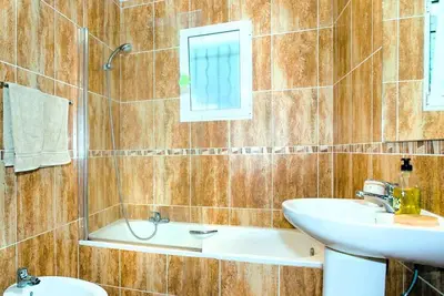 Image de Contemporary villa in quiet setting, walking distance to a large village
