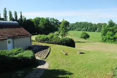 Image de Pavillon moderne avec terrasse et vue sur rivière