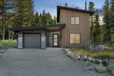 Image de The Basin is a modern, luxury cabin nestled in the pines at the base of Discovery Ski Hill. Enjoy panoramic views of the surrounding forest and the relaxing sounds of a nearby creek while relaxing by a smokeless fire in the Solo stove on the deck.