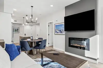 Image de New 1 Bed Condo | Heated Outdoor Pool & Hot Tub