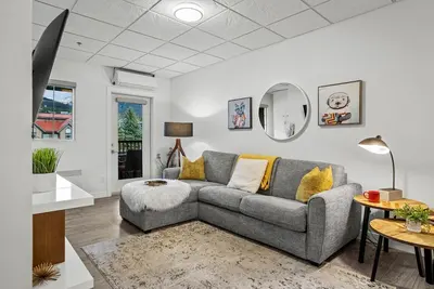 Image de Mountain Views | Central 1-Bed | Steps to Downtown