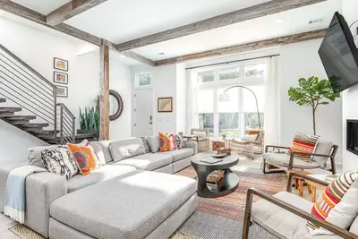 Image de Contemporary Luxe Retreat w/ Parking + Courtyard by Lucky Savannah