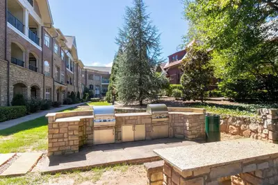 Image de Midtown Condo with High Ceiling!