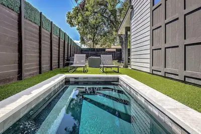 Image de Modern 2 Bdr w/Loft and Private Cocktail Pool!