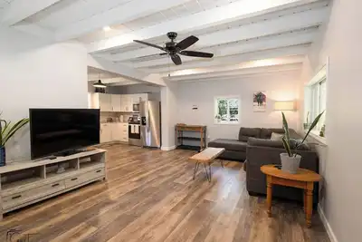 Image de Walk to stadium+ roof deck + 1 acre yard! 0. 5 mile to Ksu! \nPet, family friendly