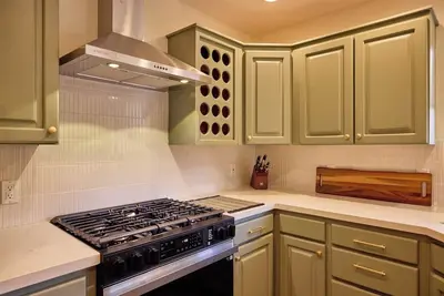 Image de Midcentury Oasis w/ Lush Yard, Firepit, Bbq & 2 Fireplaces in Heart of Sedona!