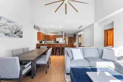 Image de Ideally Located River RunTownhome w/ Mountain Views from Private Balcony!