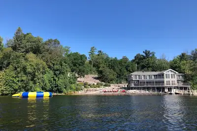 Image de Lakefront Getaway just steps to the water, with games, docks, kayaks, and more!