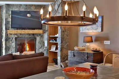 Image de Ski-In/Ski-Out Hike and Swim Okemo Luxury Rustic Condo