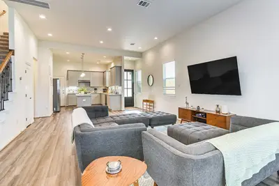 Image de 5 Mi to Downtown - Chic Home w/ Patio in Houston!