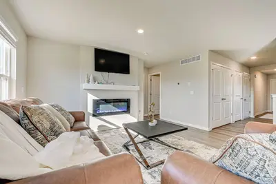 Image de 15 Mi to Dtwn Des Moines: Pet-Friendly Waukee Home