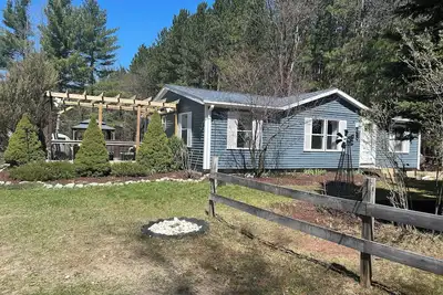 Image de Your Cozy Boho Cabin In The Woods Located In Grayling Michigan!