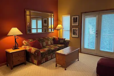 Image de Top-floor cozy studio with mountain views, private deck, close to trails
