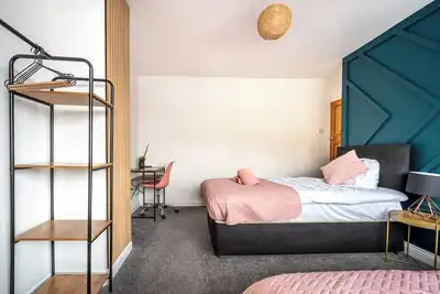 Image de 3 Bed Semi-Detached House for Contractor and Relocation in Manchester