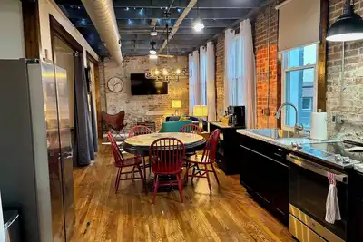 Image de Fantastic, Eclectic, 2nd Floor Urban Loft located center of downtown Hohenwald
