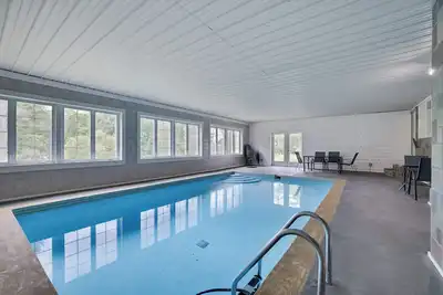 Image de 9-bedroom home with Private Indoor heated Pool - Firepit - 7 acres - sleeps 22