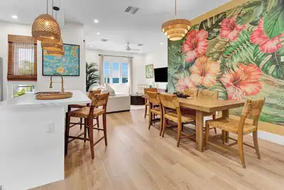 Image de A vibrant, colorful, tropical retreat condo, 2 min drive to the beach, pool