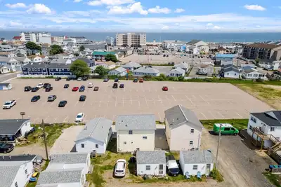 Image de Attractive, updated 2-bedroom home, 5 min walk to beach, pets ok, onsite parking