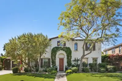 Image de Gorgeous Entertaining Home with Large Pool & Spa, walking distance to Music Fest