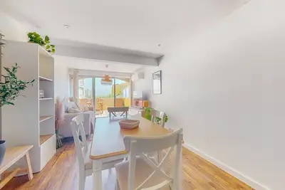 Image de Appartement climatisé avec terrasse, à 5 minutes de la plage.