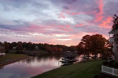 Image de Spacious home w/shared pool, tennis & basketball courts.