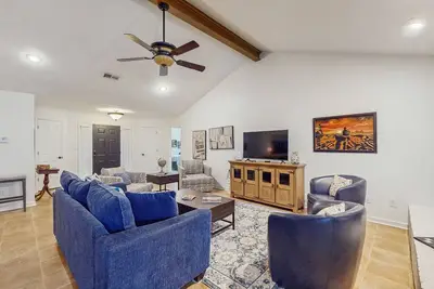 Image de Charming House with Cozy Fireplace, Patio, and Washer & Dryer