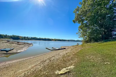 Image de Serene lakefront home w\/ free attraction tickets, dock, game room, & fire pit