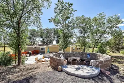 Image de Rural, high desert, private. Hot Tub, fire pit, fully fenced, views for days!