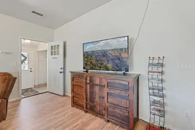 Image de So much Fun! Spacious Home with Amenities Galore! Pool Table, Hot-Tub, Poker\n