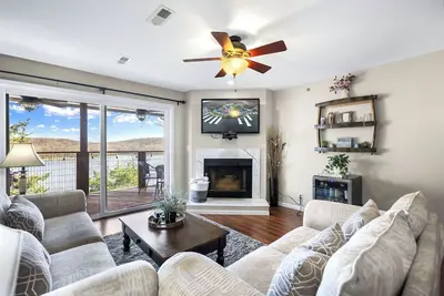 Image de Family Lakefront Oasis – Picture Perfect Retreat!