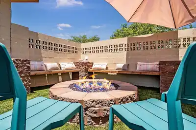 Image de 5br w/ Hot Tub | Fire Pit | Games & Walk to Asu