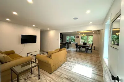 Image de Bright & Spacious 3-Bedroom Retreat in Côte-des-Neiges | Comfort & Convenience in Montreal