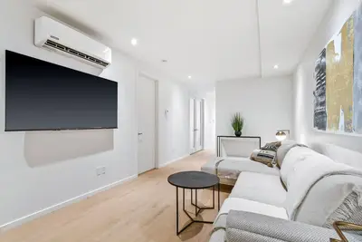 Image de Rachel – Historic Apartment with Breathtaking Parc Lafontaine Views