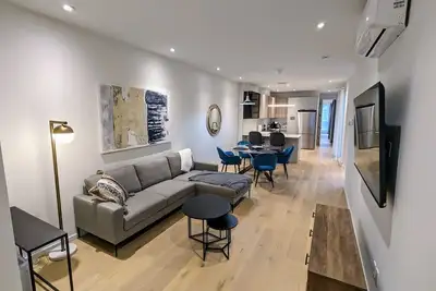 Image de Stunning Historic Apartment with Parc Lafontaine View