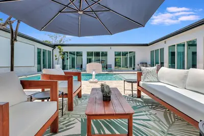 Image de 6br Sleeps 15 Pool Bbq Firepit Games Stables More!
