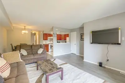 Image de 12 Mi to Center City: Philadelphia Apt w/ Balcony