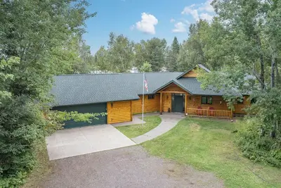 Image de The Honeycomb Hideout - Cozy lakeside cabin in lovely Duluth
