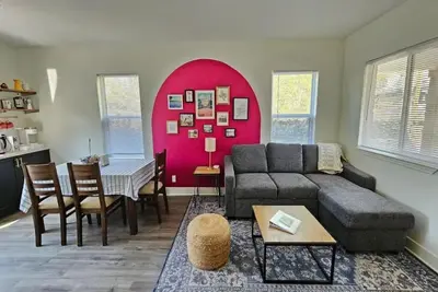 Image de Renovated Pecan Grove: East Austin Retreat