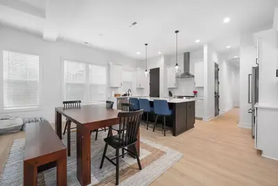 Image de Sleeps 10. Near Noda, Plaza, Uptown. Pet Friendly. Fenced Yard + Firepit