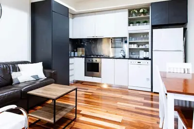 Image de 2 Bedroom Apartment Prestigious End of Collins St