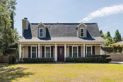 Image de Convenience+Convenience=Charming 3 bedroom house with WiFi, Ac in pleasant Evans