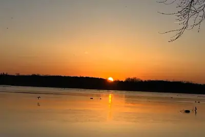 Image de Gorgeous lake front and Amazing sunset. Retreat: Fun, Relaxation, and Nature.