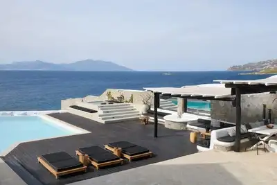 Image de Luxurious Sunset Sea Front 5 Master bedroom villa with exterior hot tub.