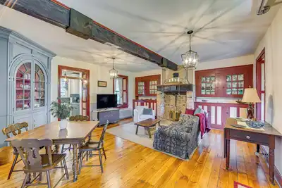 Image de Walk to Creek: Mount Joy Home w/ Peacocks On-Site!