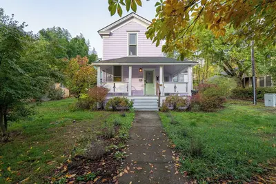 Image de Historic Downtown Gem with Heat Pump, WiFi!