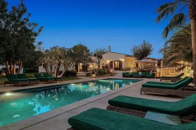 Image de Villa traditionnelle avec jardin