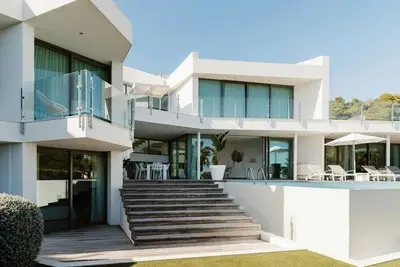 Image de Maison de vacances moderne avec vaste terrasse