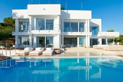 Image de Villa somptueuse avec piscine à débordement et vue