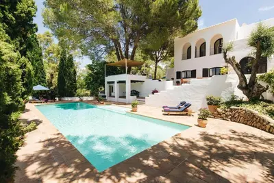 Image de Villa avec vue sur la campagne et piscine