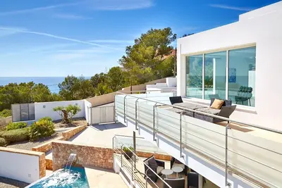 Image de Villa moderne avec chaises longues